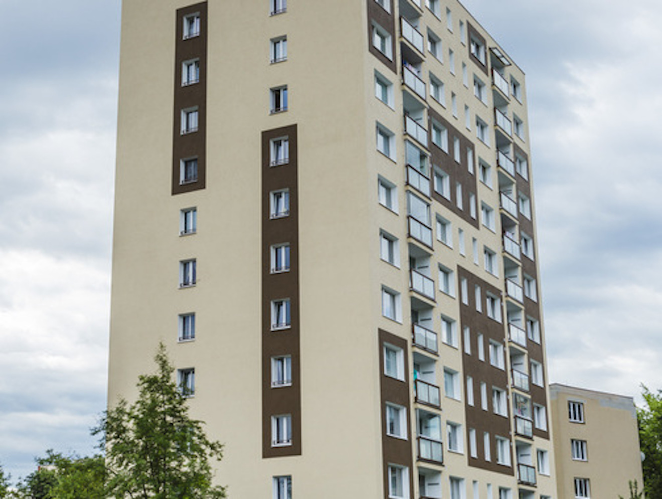 Jak předejít výskytu řas a plísní na fasádě bytového domu?