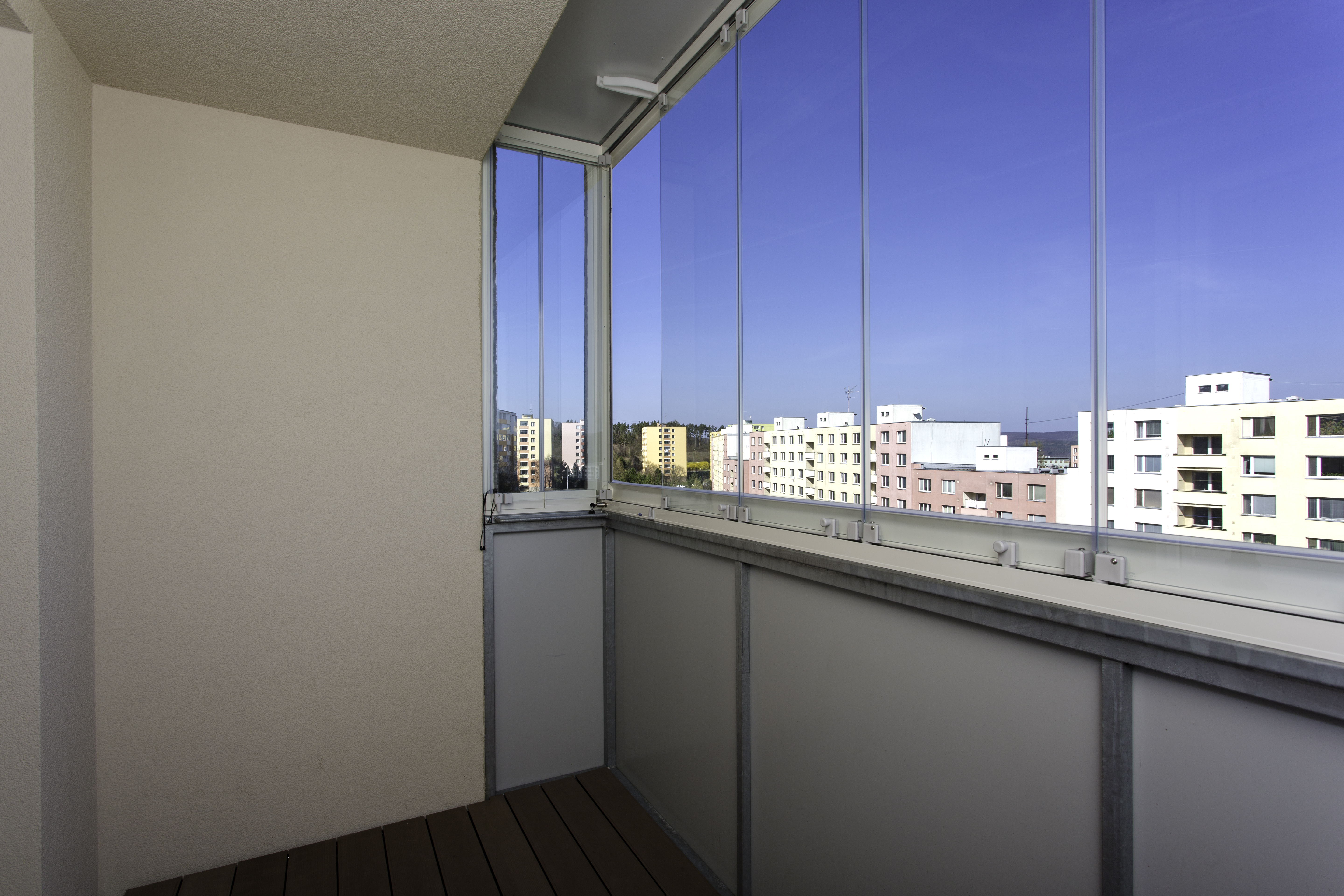 ALUMISTR nabízí zasklení i na závěsné balkony