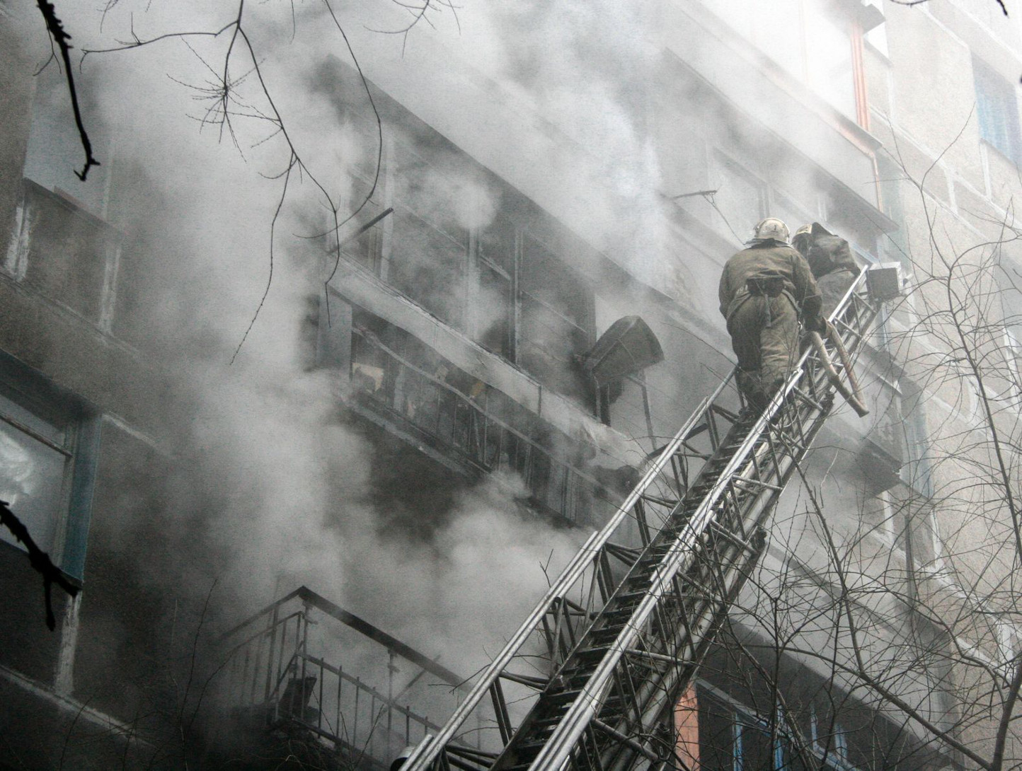 Požár v bytě může mít ještě horší podobu – oheň, šířící se po fasádě! Ohlídejte si své bezpečí
