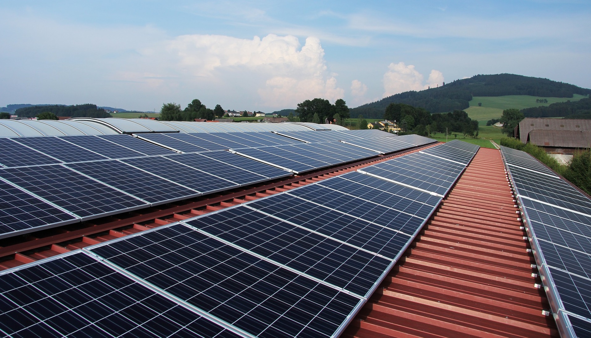 Fotovoltaika na střeše přinese pro SVJ a družstva nové možnosti