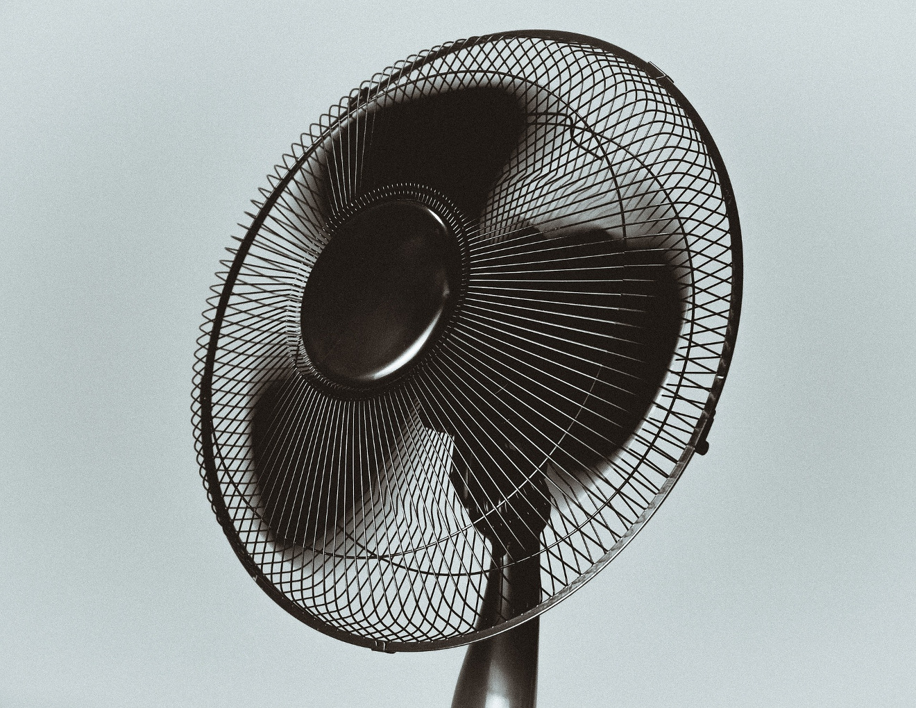 Umí si s vedrem lépe poradit ventilátor, protisluneční folie nebo klimatizace?
