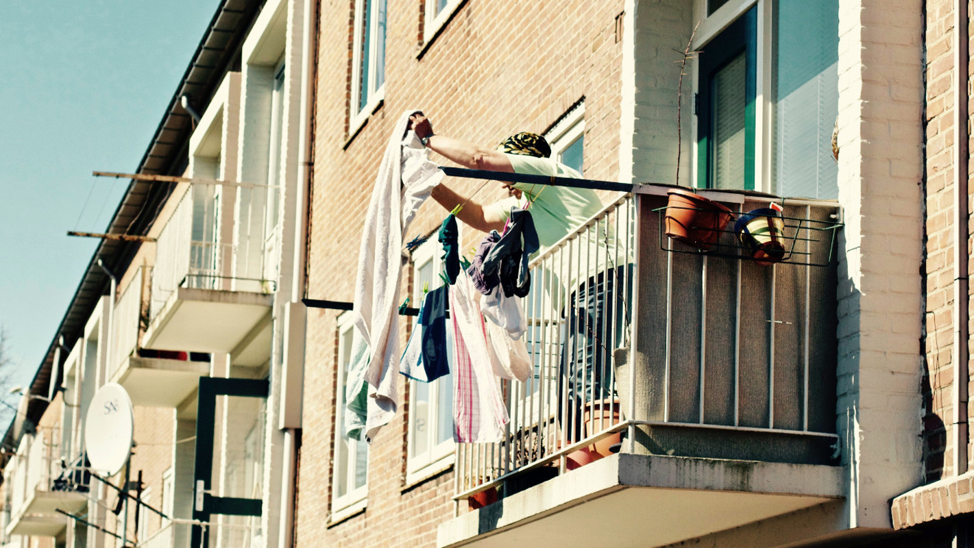 Grilování, klimatizace, voliéra? Co vše si můžete na balkóně v rámci SVJ dovolit?