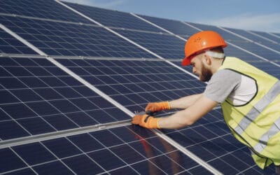 Fotovoltaiku na střechách bytových domů stále provází diskuse