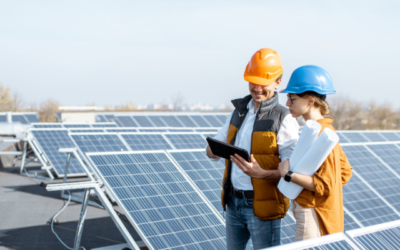 Fotovoltaika na střeše bytového domu snižuje náklady domácností na elektřinu