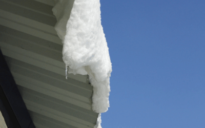 Pozor na sníh a led na střeše. Kdo je odpovědný za jeho pád?