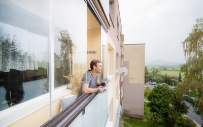 „Ano, umíme.“ To nestačí. Co si musí SVJ u řešení zasklení a zábradlí ověřit?